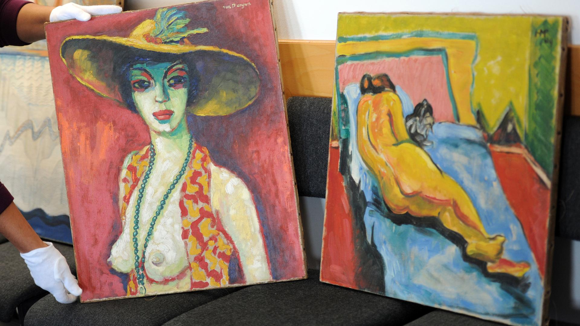 Je größer der Skandal bei Entdeckung meisterlich gefälschter Werke, umso mehr steigt die Berühmtheit der Fälscher. Die gefälschten Bilder "Frauenportait mit Hut" (l) von Kees van Dongen und "Frauenakt, Liegender (weiblicher) Akt mit Katze" von Max Pechstein werden am Mittwoch (31.08.2011) in Berlin im Landeskriminalamt präsentiert. Es handelt sich um Gemäldefälschungen. Je größer der Skandal bei Entdeckung meisterlich gefälschter Werke, umso mehr steigt die Berühmtheit der Fälscher. Die gefälschten Bilder "Frauenportait mit Hut" (l) von Kees van Dongen und "Frauenakt, Liegender (weiblicher) Akt mit Katze" von Max Pechstein werden am Mittwoch (31.08.2011) in Berlin im Landeskriminalamt präsentiert. Es handelt sich um Gemäldefälschungen.