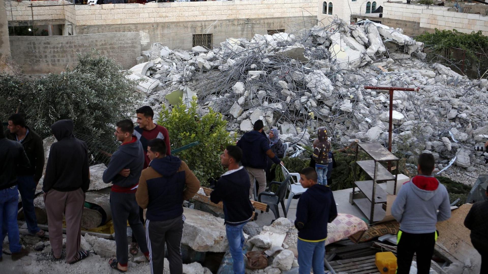 Palästinenser vor dem durch die israelische Armee am 11.06.2016 als Vergeltungsmaßnahme zerstörten Haus der Familie eines 15-jährigen palästinensischen Attentäters. Palästinenser vor dem durch die israelische Armee am 11.06.2016 als Vergeltungsmaßnahme zerstörten Haus der Familie eines 15-jährigen palästinensischen Attentäters.