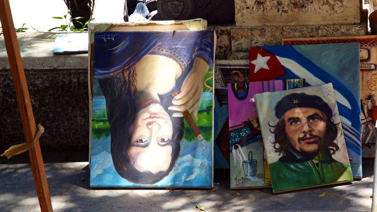 Gemaelde von Che Guevara und Mona Lisa, die auf dem Kopf steht und eine kubanische Zigarre raucht, Kuba, La Habana Vieja, Havanna | paintings of Che Guevara and Mona Lisa, smoking up side down a cuban cigar, Cuba, La Habana Vieja, La Habana | Verwendung weltweit Gemaelde von Che Guevara und Mona Lisa, die auf dem Kopf steht und eine kubanische Zigarre raucht, Kuba, La Habana Vieja, Havanna | paintings of Che Guevara and Mona Lisa, smoking up side down a cuban cigar, Cuba, La Habana Vieja, La Habana | Verwendung weltweit