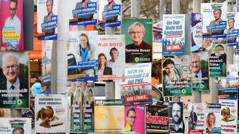 Am Rand einer Straße hängen bei der Landtagswahl 2021 in Baden-Württemberg viele Wahlplakate nebeneinander.