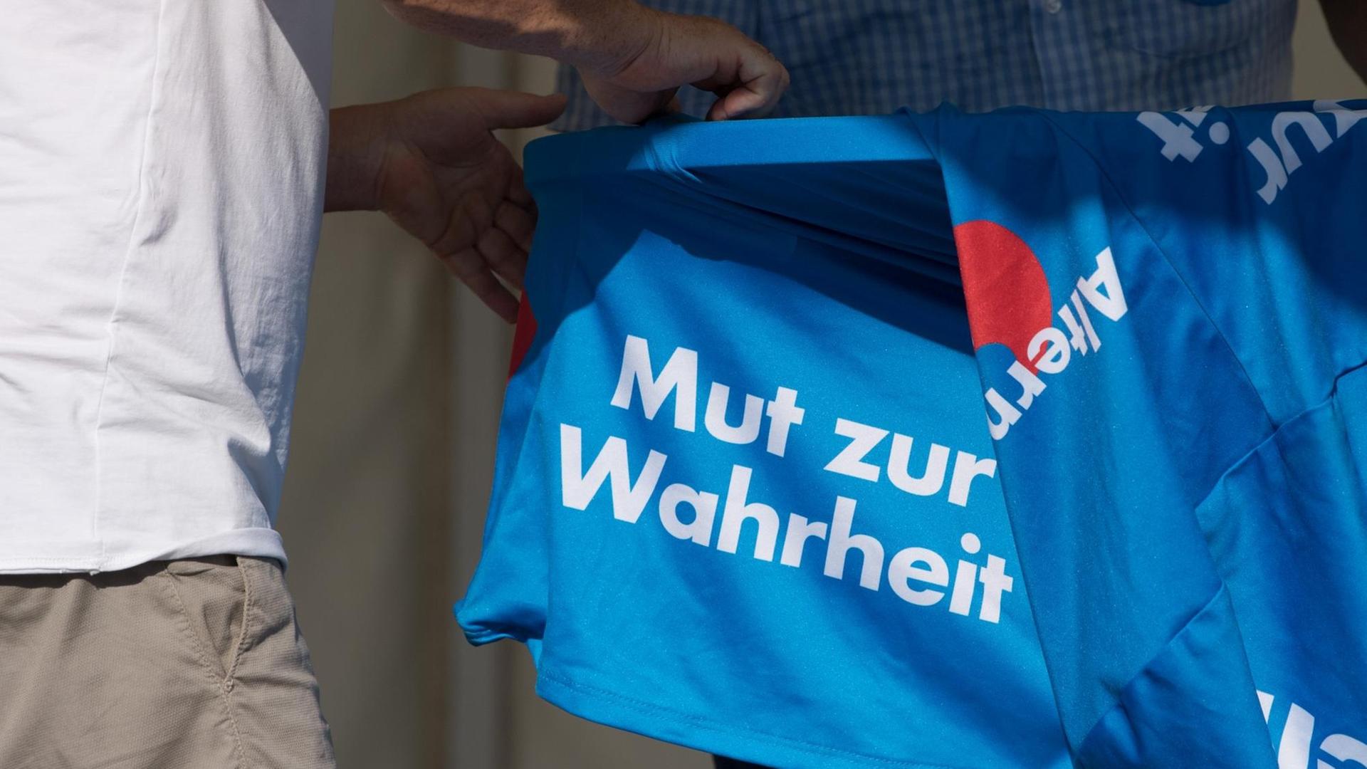 Görlitz am 31.08.2019: Wahlkampfhelfer ziehen vor Beginn einer Wahlkampfveranstaltung der AfD Sachsen eine Husse mit der Aufschrift "Mut zur Wahrheit" über einen Stehtisch. Görlitz am 31.08.2019: Wahlkampfhelfer ziehen vor Beginn einer Wahlkampfveranstaltung der AfD Sachsen eine Husse mit der Aufschrift "Mut zur Wahrheit" über einen Stehtisch.