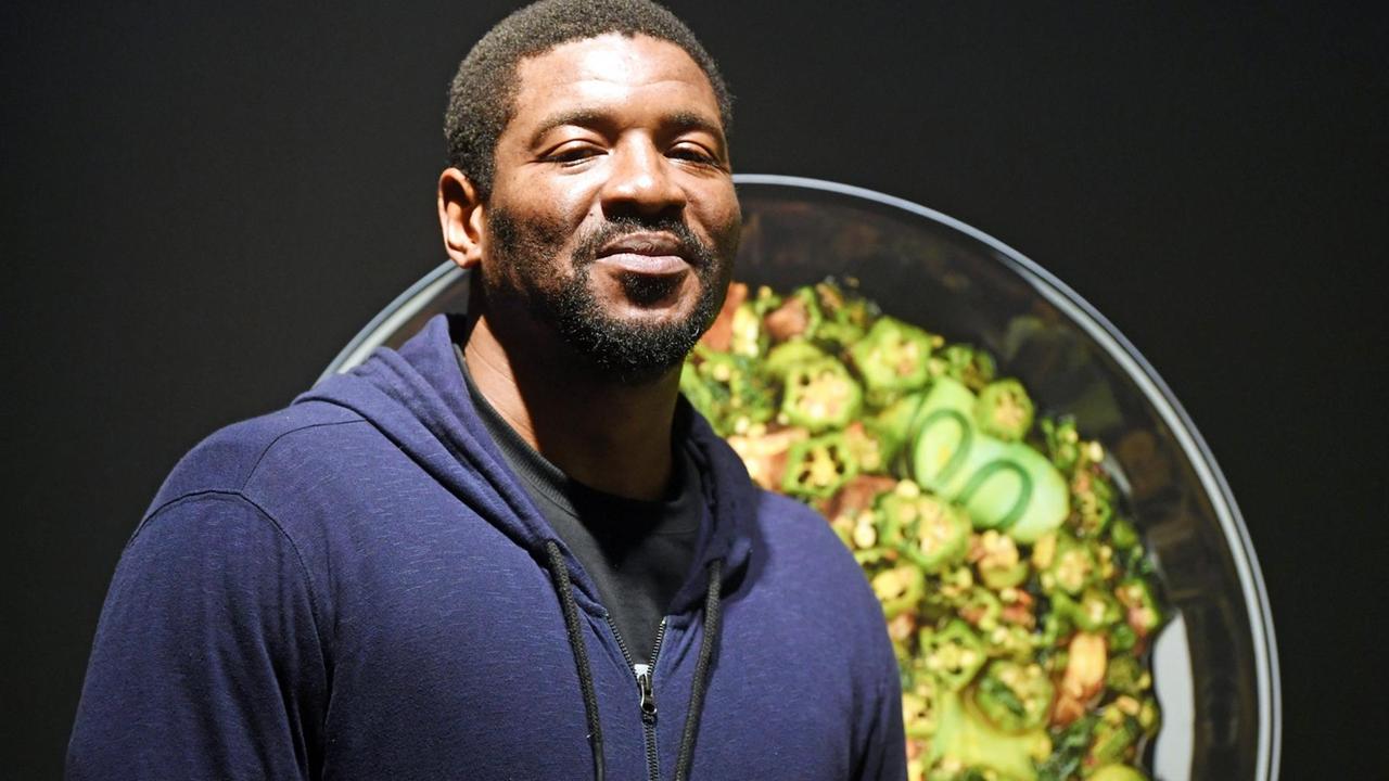 Der nigerianische Künstler Emeka Ogboh steht am in der Staatlichen Kunsthalle Baden-Baden vor seinem Werk "Expat Hustle - Good Soup (Okra)" aus dem Jahr 2017. Der nigerianische Künstler Emeka Ogboh steht am in der Staatlichen Kunsthalle Baden-Baden vor seinem Werk "Expat Hustle - Good Soup (Okra)" aus dem Jahr 2017.