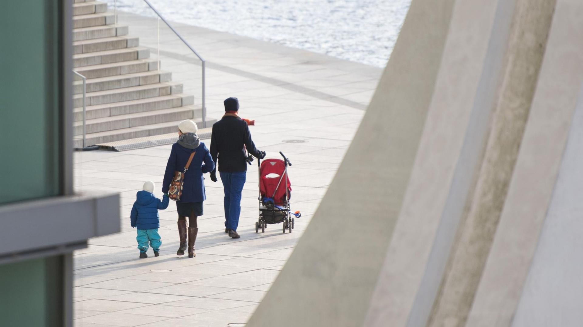 Eine Familie geht am 04.01.2015 in Berlin im Regierungsviertel einen Weg entlang und wirft dabei lange Schatten. Eine Familie geht am 04.01.2015 in Berlin im Regierungsviertel einen Weg entlang und wirft dabei lange Schatten.