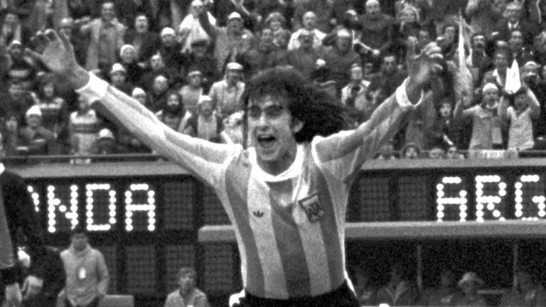 Argentiniens Mario Kempes jubelt, während der niederländische Tormann Jan Jongbloed geschlagen am Boden liegt. Kempes erzielte das 1:0 für Argentinien im Finale der Fußball Weltmeisterschaft am 25.06.1978 im River Plata Stadium in Buenos Aires. Argentinien gewann den Weltmeistertitel nach Verlängerung mit 3:1 Toren. Argentiniens Mario Kempes jubelt, während der niederländische Tormann Jan Jongbloed geschlagen am Boden liegt. Kempes erzielte das 1:0 für Argentinien im Finale der Fußball Weltmeisterschaft am 25.06.1978 im River Plata Stadium in Buenos Aires. Argentinien gewann den Weltmeistertitel nach Verlängerung mit 3:1 Toren.
