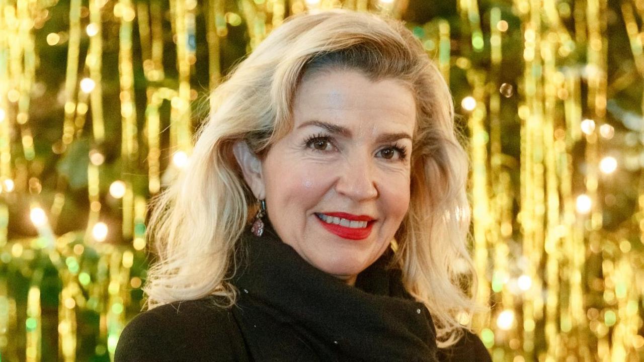 Die Geigerin Anne-Sophie Mutter steht in Hamburgs Hauptkirche St.Michalis, "Der Michel", vor einem Weihnachtsbaum, nachdem sie den Gottesdienst zum dritten Adventssonntag musikalisch begleitet hat, 13.12.2020. Die Geigerin Anne-Sophie Mutter steht in Hamburgs Hauptkirche St.Michalis, "Der Michel", vor einem Weihnachtsbaum, nachdem sie den Gottesdienst zum dritten Adventssonntag musikalisch begleitet hat, 13.12.2020.