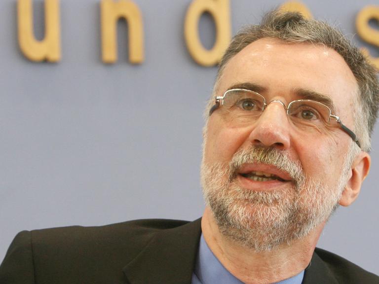 Der Friedensforscher Jochen Hippler vom Institut für Entwicklung und Frieden der Universität Duisburg stellt am Dienstag (26.05.2009) in der Bundespressekonferenz in Berlin das Friedensgutachten 2009 vor.