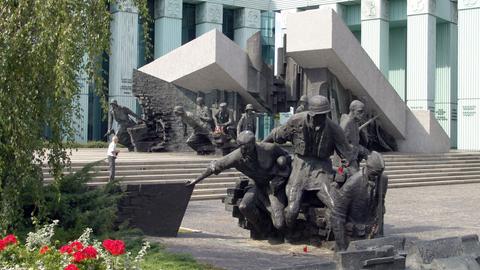 Das Denkmal für den Warschauer Aufstand in der polnischen Hauptstadt, im Vordergrund ein Blumenbeet