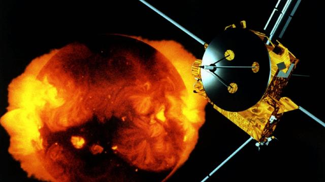 Dieses von der NASA herausgegebene im Computer geschaffene Bild (undatiert) stellt die Raumsonde "Ulysses" in der Nähe der Sonne dar. Sie vollendete am 29. September 1995 ihren ersten Umlauf um die Sonne, während dessen zwei voneinander getrennte Sonnenwindzonen entdeckt wurden, die von den Polen ausgehen. |