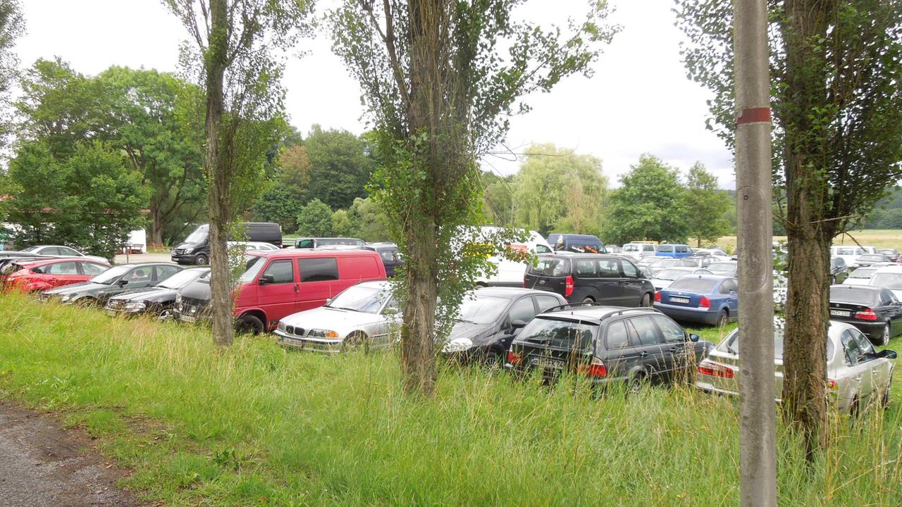 Eine Wiese, die während des Konzerts "Rock gegen Überfremdung" als Parkplatz fungiert. Eine Wiese, die während des Konzerts "Rock gegen Überfremdung" als Parkplatz fungiert.