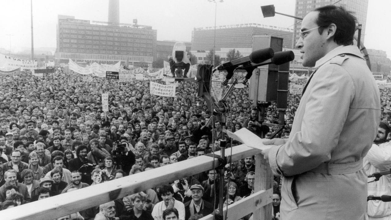 Hunderttausende Bürger beteiligten sich an einer Demonstration am 04. November 1989, zu der Ost-Berliner Kunst- und Kulturschaffende eingeladen hatten. 