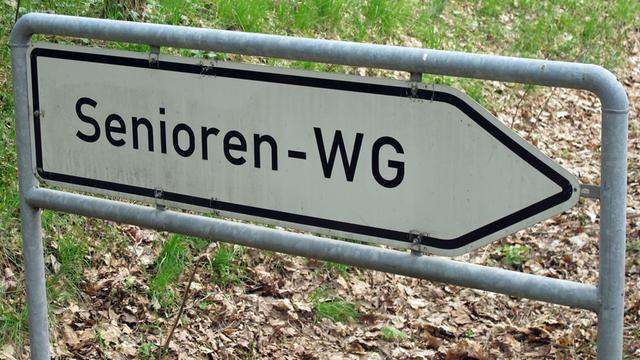 Ein Schild weist bei Berlin den Weg zu einer Senioren-WG.