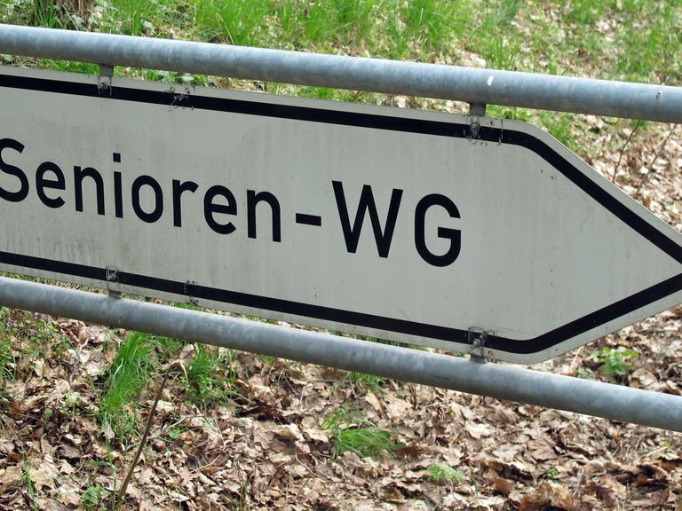Ein Schild weist bei Berlin den Weg zu einer Senioren-WG.