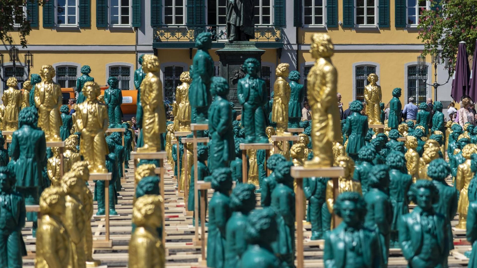 Der Konzeptkünstler Prof. Ottmar Hörl installiert auf dem Bonner Münsterplatz direkt zu Füßen des Denkmals von Ludwig van Beethoven mehr als 500 eigenwillig gestaltete, etwa einem Meter hohe Beethovenstatuen. Der Konzeptkünstler Prof. Ottmar Hörl installiert auf dem Bonner Münsterplatz direkt zu Füßen des Denkmals von Ludwig van Beethoven mehr als 500 eigenwillig gestaltete, etwa einem Meter hohe Beethovenstatuen.