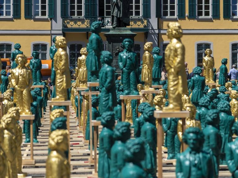 Der Konzeptkünstler Prof. Ottmar Hörl installiert auf dem Bonner Münsterplatz direkt zu Füßen des Denkmals von Ludwig van Beethoven mehr als 500 eigenwillig gestaltete, etwa einem Meter hohe Beethovenstatuen.