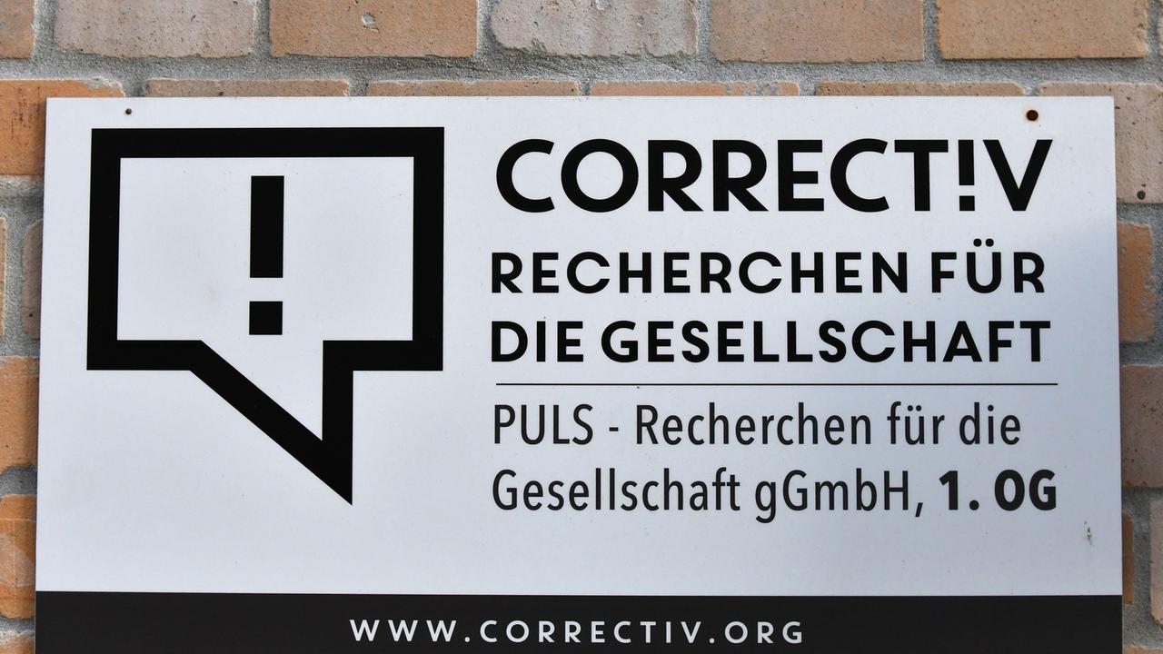 "Correct!V" steht in Berlin auf dem Schild am Sitz des stiftungsfinanzierten Recherchebüros Correctiv. "Correct!V" steht in Berlin auf dem Schild am Sitz des stiftungsfinanzierten Recherchebüros Correctiv.