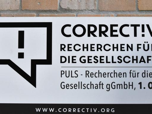 "Correct!V" steht in Berlin auf dem Schild am Sitz des stiftungsfinanzierten Recherchebüros Correctiv.
