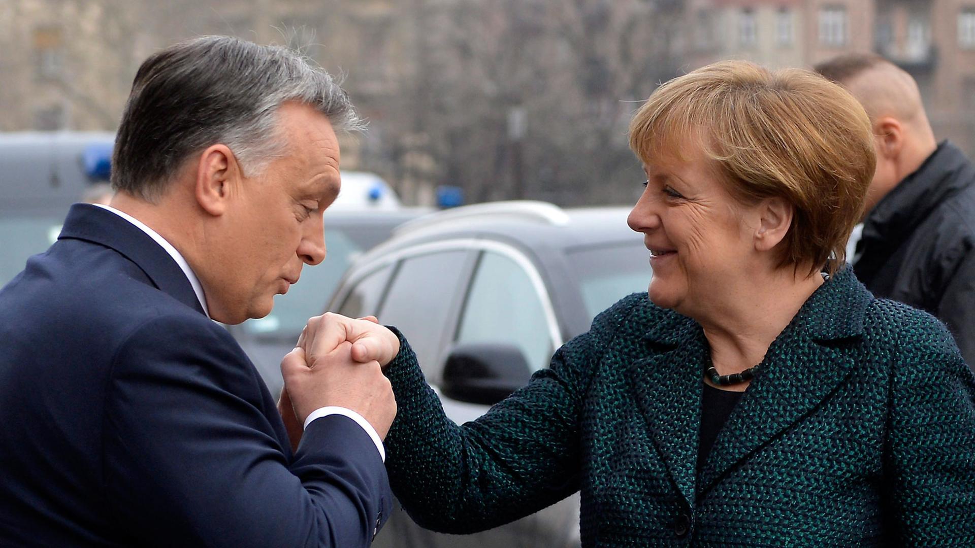 Bundeskanzlerin Merkel wird in Budapest vom ungarischen Ministerpräsidenten Orban mit Handkuss begrüßt. Bundeskanzlerin Merkel wird in Budapest vom ungarischen Ministerpräsidenten Orban mit Handkuss begrüßt.