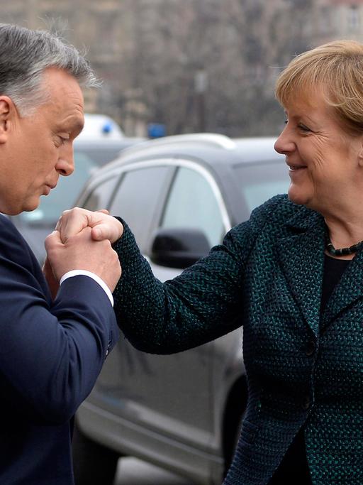 Bundeskanzlerin Merkel wird in Budapest vom ungarischen Ministerpräsidenten Orban mit Handkuss begrüßt.