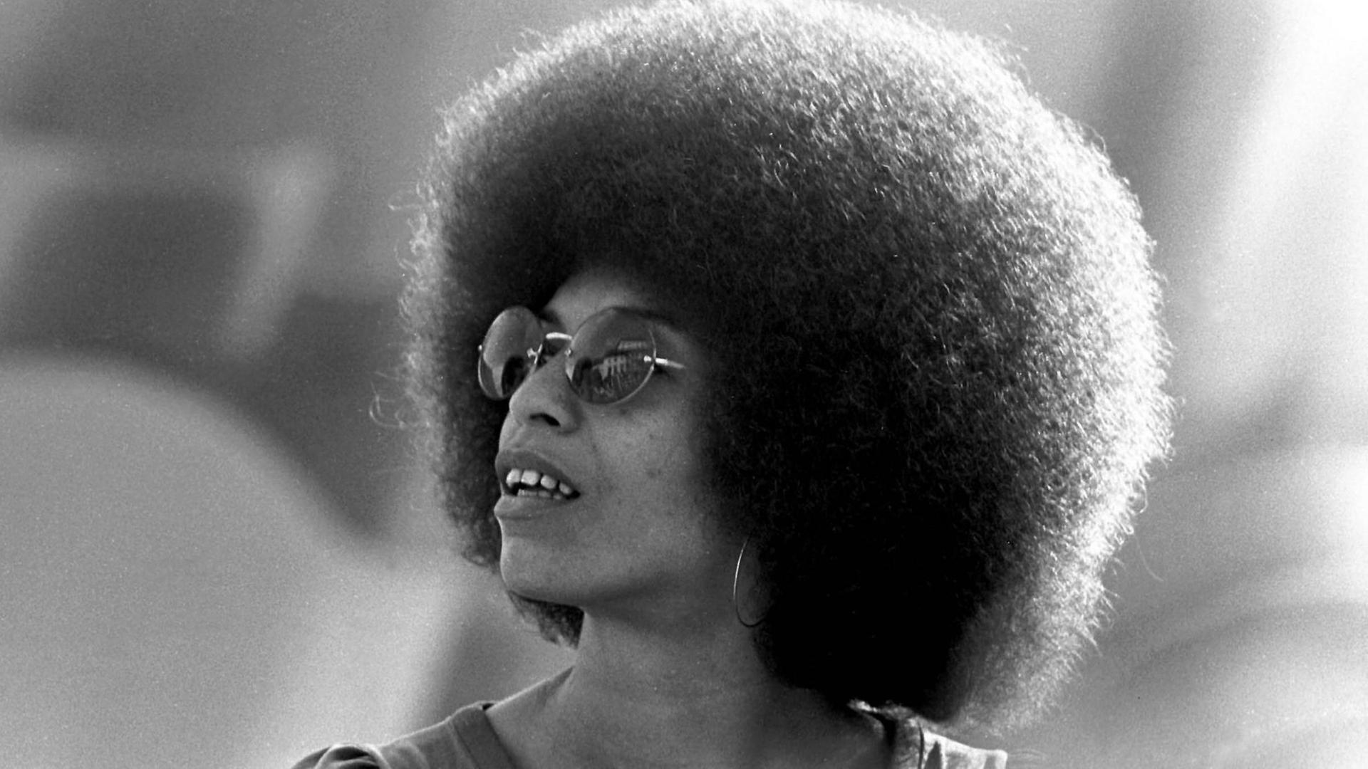 Porträt der Soziologin und US-Bürgerrechtlerin Angela Davis. Porträt der Soziologin und US-Bürgerrechtlerin Angela Davis.