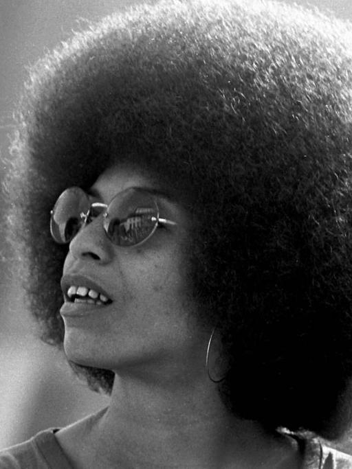 Porträt der Soziologin und US-Bürgerrechtlerin Angela Davis.