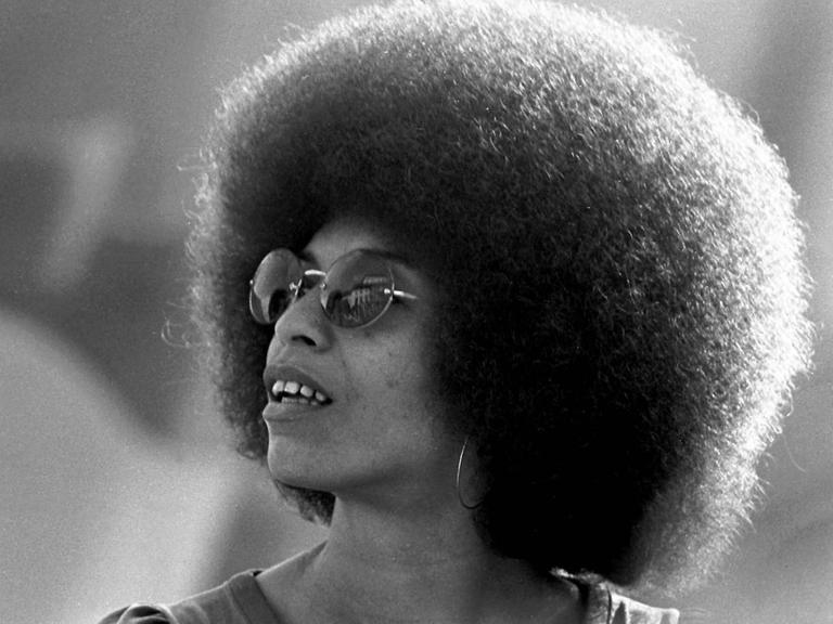 Porträt der Soziologin und US-Bürgerrechtlerin Angela Davis.