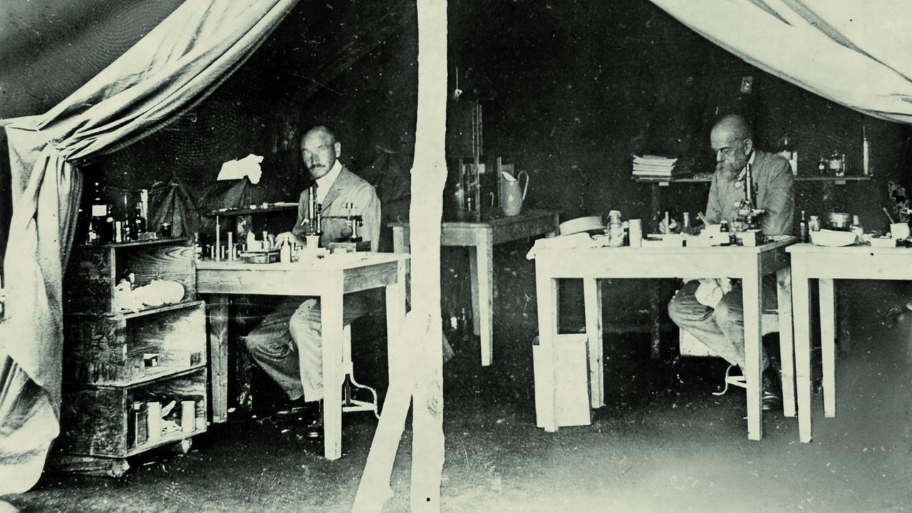 Robert Koch arbeitet im Laborzelt auf den Sese-Inseln bei der Expedition zur Erforschung der Schlafkrankheit Robert Koch arbeitet im Laborzelt auf den Sese-Inseln bei der Expedition zur Erforschung der Schlafkrankheit