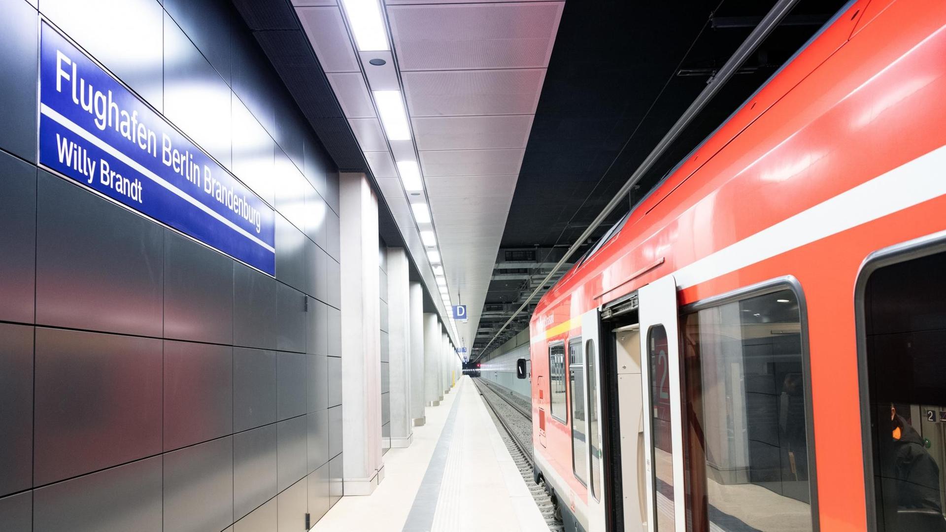 Ein Regionalexpress steht auf Gleis 1 des Bahnhofs am Flughafen Berlin Brandenburg "Willy Brandt". Ein Regionalexpress steht auf Gleis 1 des Bahnhofs am Flughafen Berlin Brandenburg "Willy Brandt".