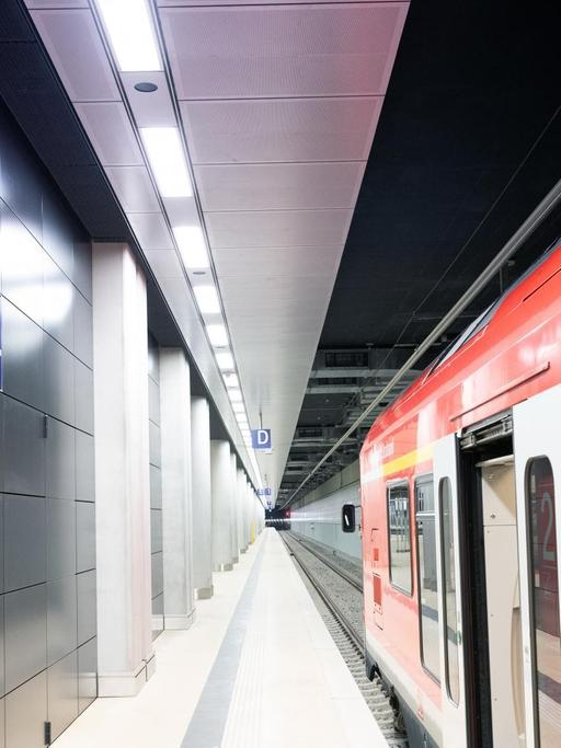 Ein Regionalexpress steht auf Gleis 1 des Bahnhofs am Flughafen Berlin Brandenburg "Willy Brandt".
