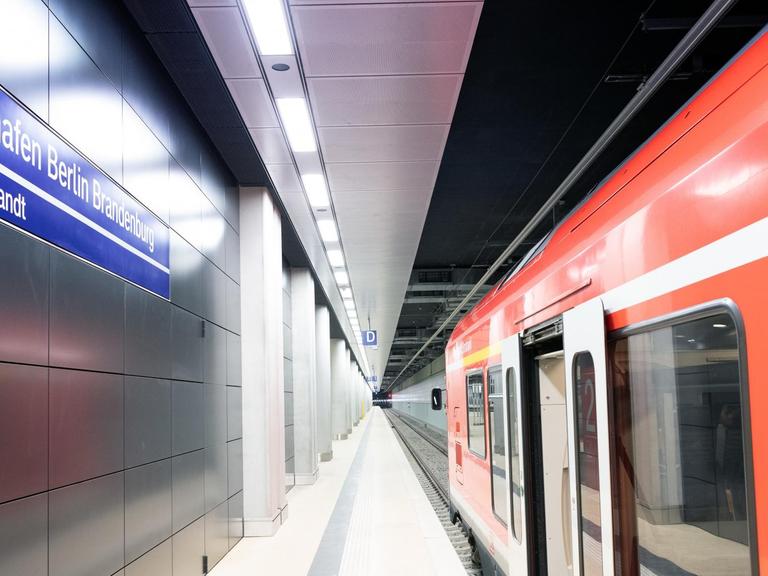 Ein Regionalexpress steht auf Gleis 1 des Bahnhofs am Flughafen Berlin Brandenburg "Willy Brandt".