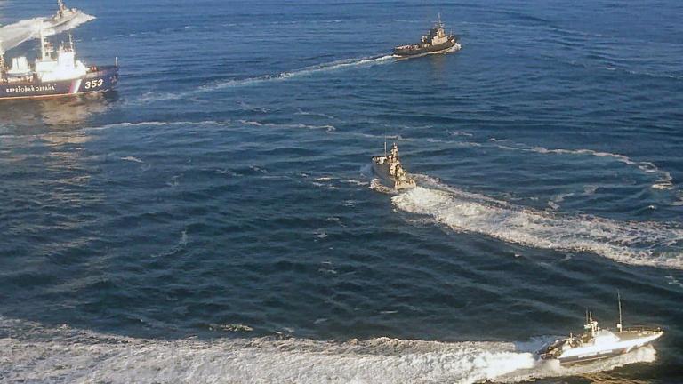 Ukrainische Marineboote fahren an der Halbinsel Krim in der Nähe der Meerenge zum Asowschen Meer in Gewässern, die von Russland beansprucht werden. Ukrainische Marineboote fahren an der Halbinsel Krim in der Nähe der Meerenge zum Asowschen Meer in Gewässern, die von Russland beansprucht werden.
