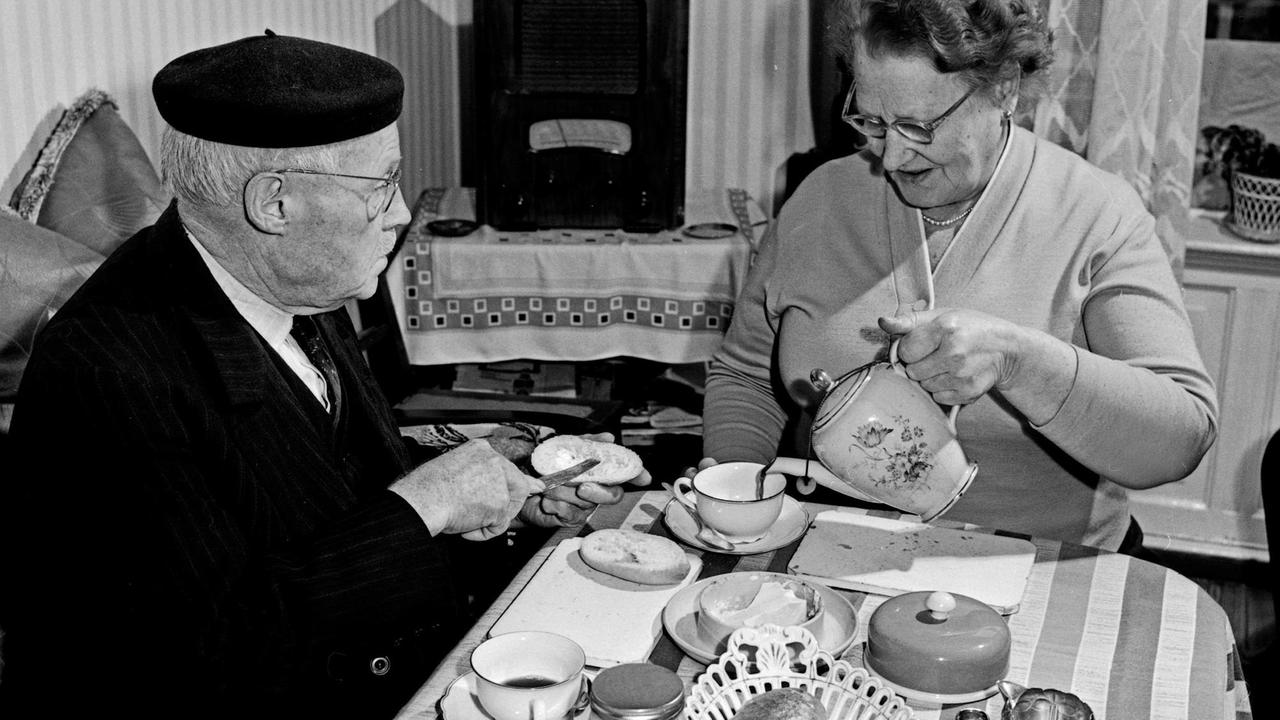 Altes Ehepaar beim Nachmittagskaffee, Deutschland 1960er Jahre. Altes Ehepaar beim Nachmittagskaffee, Deutschland 1960er Jahre.