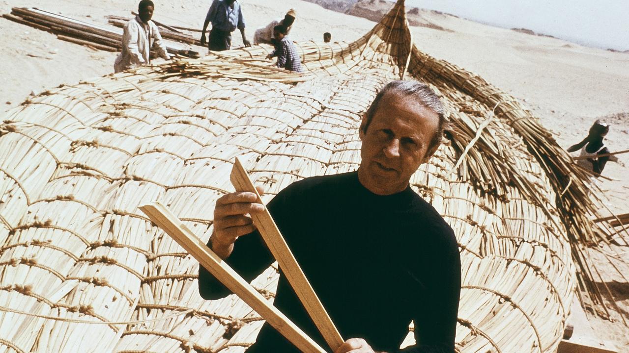 Thor Heyerdahl (vorn) und Arbeiter beim Bau des Papyrus-Bootes in Gizeh in Ägypten 1969. Das Boot wurde nach dem ägyptischen Sonnengott "Ra" benannt. Der norwegische Forscher Heyerdahl und seine sechsköpfige, internationale Mannschaft starteten am 25.05.1969 vom Fischerhafen Safi in Marokko mit ihrem 15 Meter langen und 12 Tonnen (nach anderen Angaben 15 Tonnen) schweren Boot zu ihrer 6400 Kilometer langen Fahrt über den Atlantik gen Westen. Thor Heyerdahl (vorn) und Arbeiter beim Bau des Papyrus-Bootes in Gizeh in Ägypten 1969. Das Boot wurde nach dem ägyptischen Sonnengott "Ra" benannt. Der norwegische Forscher Heyerdahl und seine sechsköpfige, internationale Mannschaft starteten am 25.05.1969 vom Fischerhafen Safi in Marokko mit ihrem 15 Meter langen und 12 Tonnen (nach anderen Angaben 15 Tonnen) schweren Boot zu ihrer 6400 Kilometer langen Fahrt über den Atlantik gen Westen.