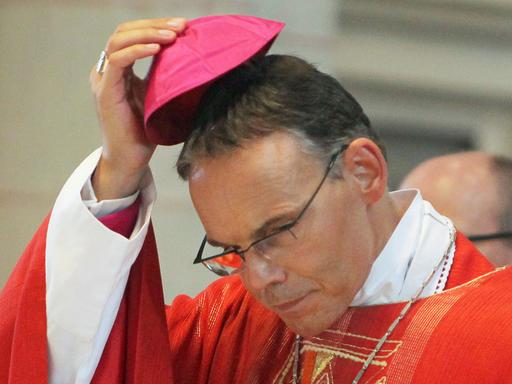 Seit Oktober war er beurlaubt - jetzt gibt er sein Amt offiziell auf: der ehemalige Bischof von Limburg Tebartz-van Elst