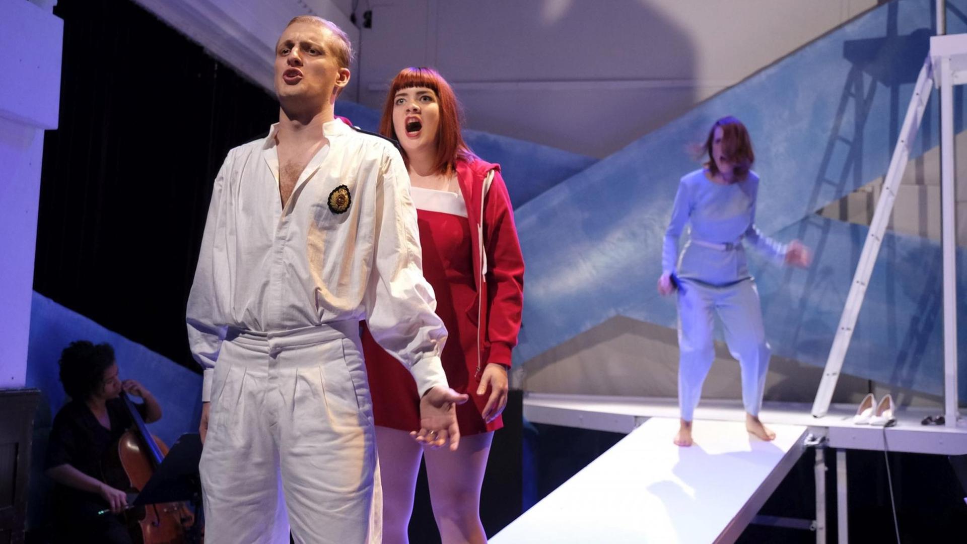 Szene aus der Inszenierung "Der Direktor" an der Neukoellner Oper Szene aus der Inszenierung "Der Direktor" an der Neukoellner Oper