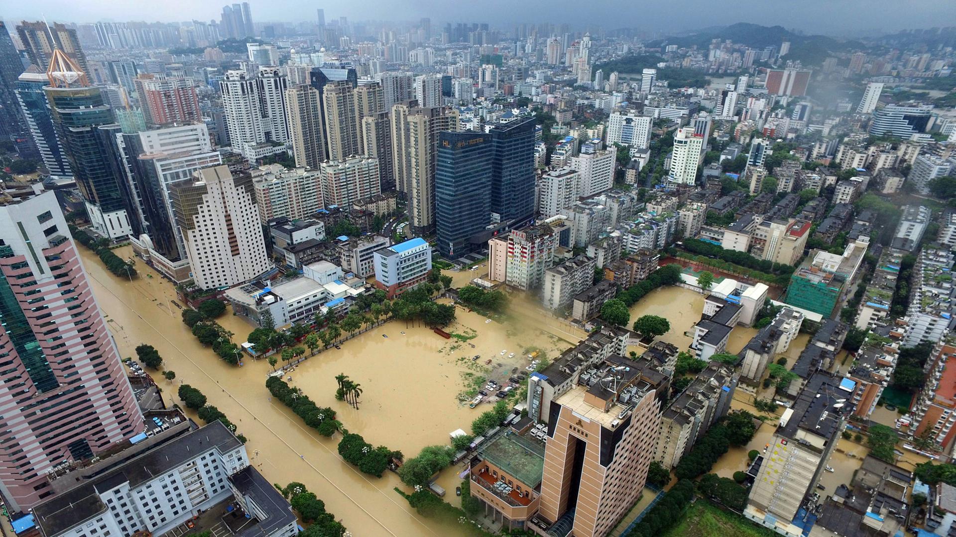 Überflutungen in der Stadt Fuzhou im Südosten Chinas: Sie wurden durch den Taifun Megi verursacht, der heftigen Regen mitführte; Aufnahme vom 28. September 2016 Überflutungen in der Stadt Fuzhou im Südosten Chinas: Sie wurden durch den Taifun Megi verursacht, der heftigen Regen mitführte; Aufnahme vom 28. September 2016