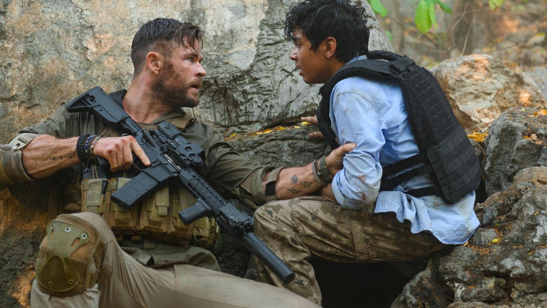 Szenenfoto aus dem Actionfilm "Extraction" mit Chris Hemsworth und einem jugendlichen Nebendarsteller.