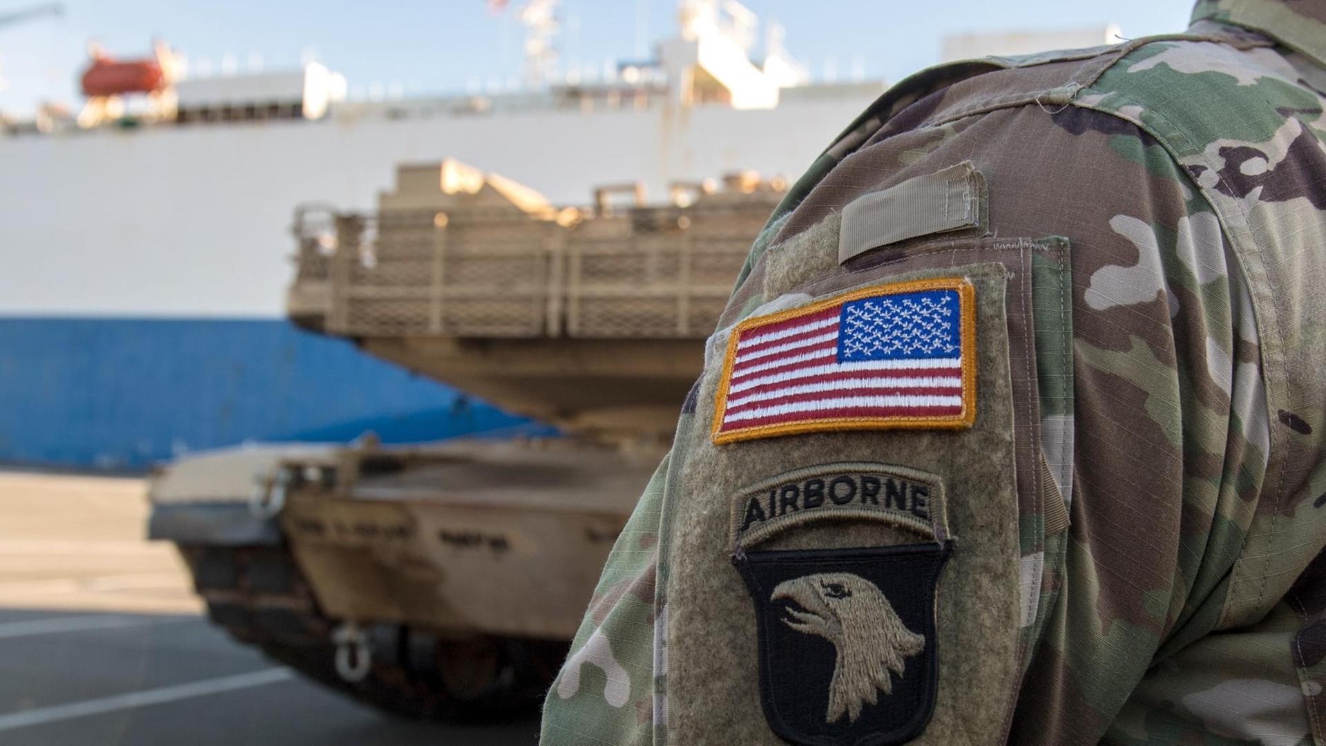 Im Rahmen der US-Operation "Atlantic Resolve" verlegt die US-Brigade militärisches Gerät nach Polen. (06.01.2017). US-Soldaten stehen während der Entladung von militärischen Gerät vor dem Transportschiff Resolve in Bremerhaven (Bremen). Im Rahmen der US-Operation "Atlantic Resolve" verlegt die US-Brigade militärisches Gerät nach Polen. (06.01.2017). US-Soldaten stehen während der Entladung von militärischen Gerät vor dem Transportschiff Resolve in Bremerhaven (Bremen).
