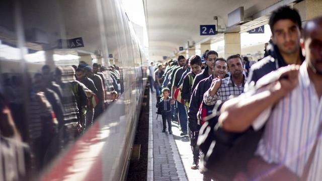 Flüchtlinge kommen mit einem Zug aus Budapest am Wiener Westbahnhof an.