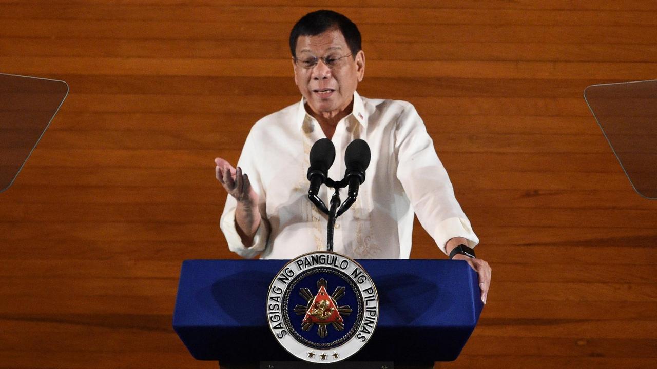 Sie sehen den philippinischen Präsidenten Duterte, er hält im Juli 2016 eine Rede an die Nation. Sie sehen den philippinischen Präsidenten Duterte, er hält im Juli 2016 eine Rede an die Nation.