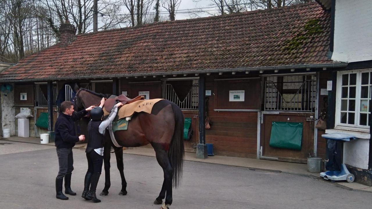 Norbert Jeanpierre, Ex-Jockey und Ausbilder an der Jockey-Fachschule in Gouvieux, mit einer Schnupperkurs-Teilnehmerin Norbert Jeanpierre, Ex-Jockey und Ausbilder an der Jockey-Fachschule in Gouvieux, mit einer Schnupperkurs-Teilnehmerin
