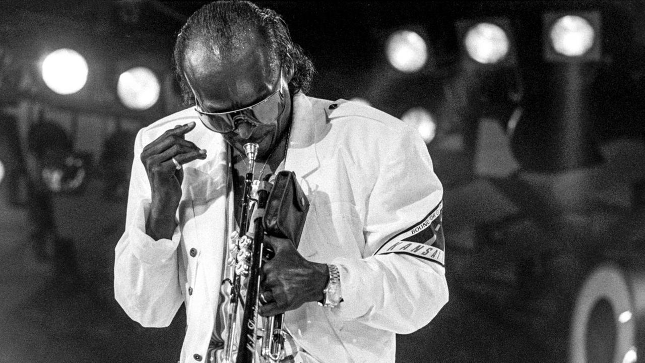 Der Jazztrompeter Miles Davis tritt am 14. Juli 1985 beim Jazzfestival im Schweizer Montreux auf. Der Jazztrompeter Miles Davis tritt am 14. Juli 1985 beim Jazzfestival im Schweizer Montreux auf.
