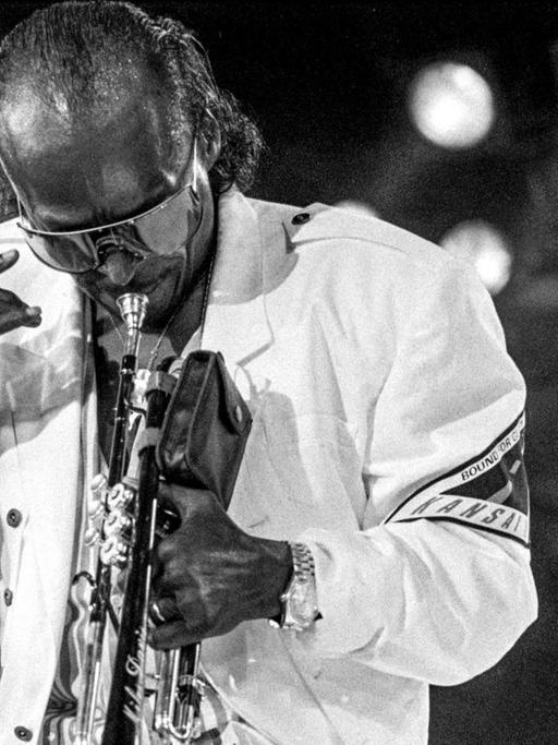 Der Jazztrompeter Miles Davis tritt am 14. Juli 1985 beim Jazzfestival im Schweizer Montreux auf.