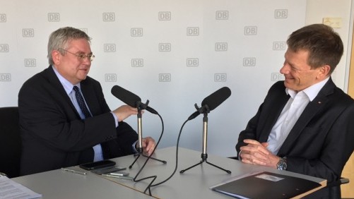 Der Vorstandsvorsitzende der Deutschen Bahn, Richard Lutz (r.), im Gespräch mit Klemens Kindermann, Dlf-Wirtschaftsredakteur