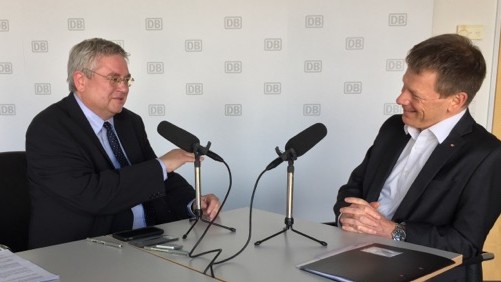 Der Vorstandsvorsitzende der Deutschen Bahn, Richard Lutz (r.), im Gespräch mit Klemens Kindermann, Dlf-Wirtschaftsredakteur Der Vorstandsvorsitzende der Deutschen Bahn, Richard Lutz (r.), im Gespräch mit Klemens Kindermann, Dlf-Wirtschaftsredakteur
