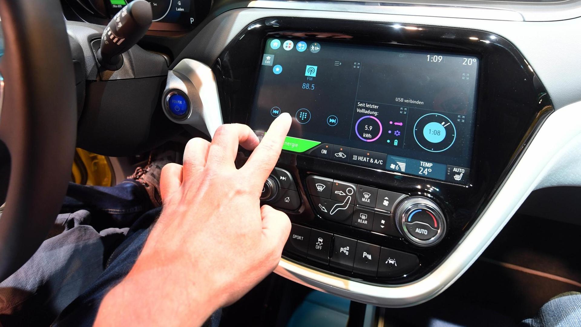 Sie sehen das Cockpit eines Elektroautos Opel "Ampera-e", das digital vernetzt ist. Sie sehen das Cockpit eines Elektroautos Opel "Ampera-e", das digital vernetzt ist.