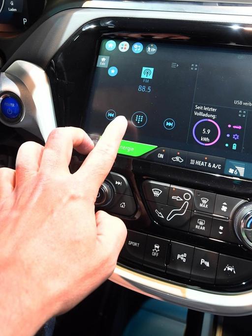 Sie sehen das Cockpit eines Elektroautos Opel "Ampera-e", das digital vernetzt ist.