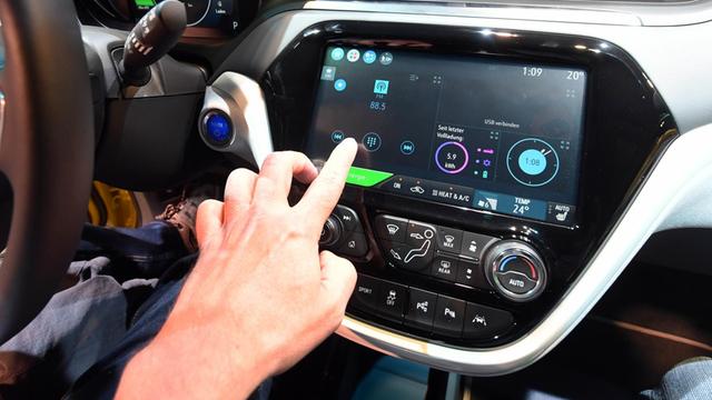 Sie sehen das Cockpit eines Elektroautos Opel "Ampera-e", das digital vernetzt ist.