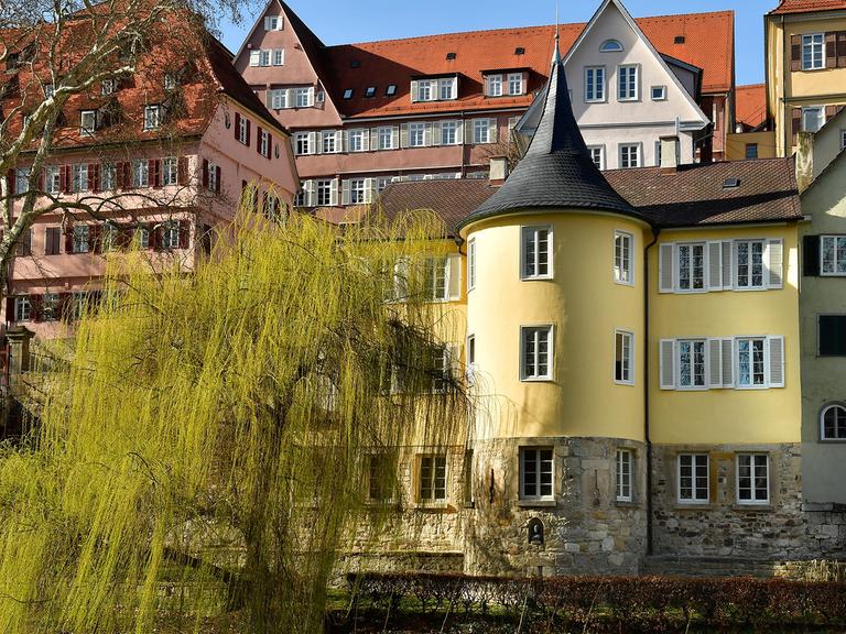 Außenansicht des gelben Hölderlinturms in Tübingen