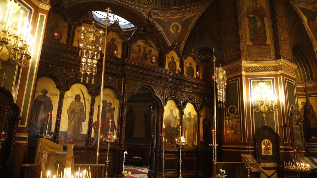 Ein Zentrum russischer Exilkultur: Innenraum der 1861 geweihten Alexander-Newski-Kathedrale in Paris Ein Zentrum russischer Exilkultur: Innenraum der 1861 geweihten Alexander-Newski-Kathedrale in Paris