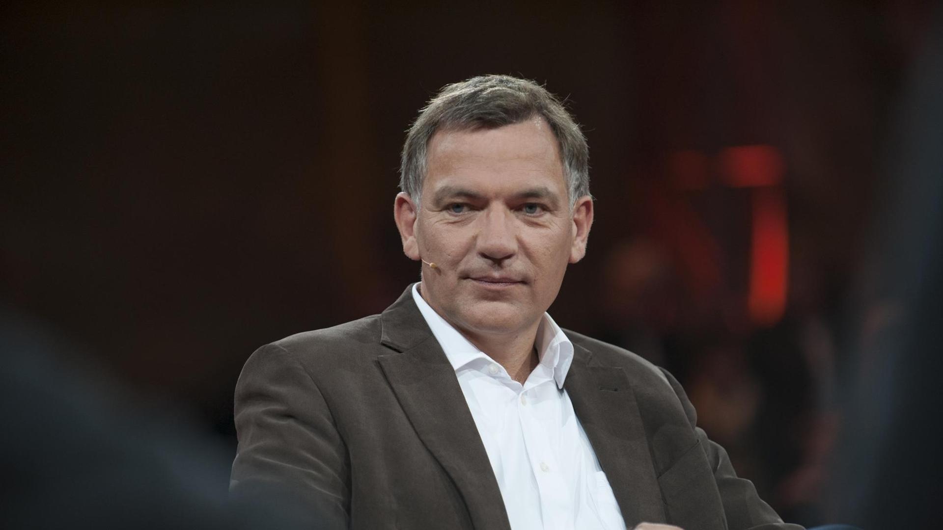 Jan van Aken (Die Linke) lächelt ein wenig. Jan van Aken (Die Linke) lächelt ein wenig.